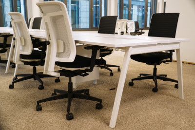 Vitra Aluminium Group EA 108 Silla de Reunion Piel / Negro