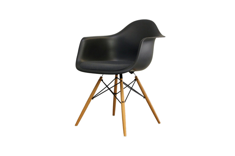 Vitra Eames Plastic Armchair DAW Kunststoff / Dunkelgrau