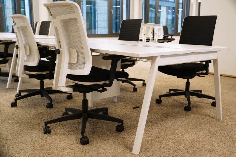 Vitra Aluminium Group EA 108 Silla de Reunion Piel / Negro