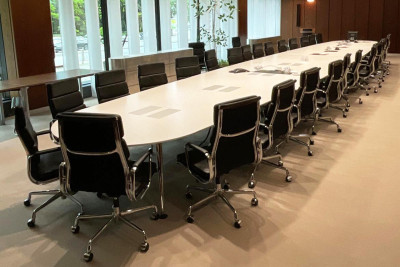 Konferenzraumausstattung - Set von 40x EA 219 + Vitra Konferenztisch Ad Hoc 15 m