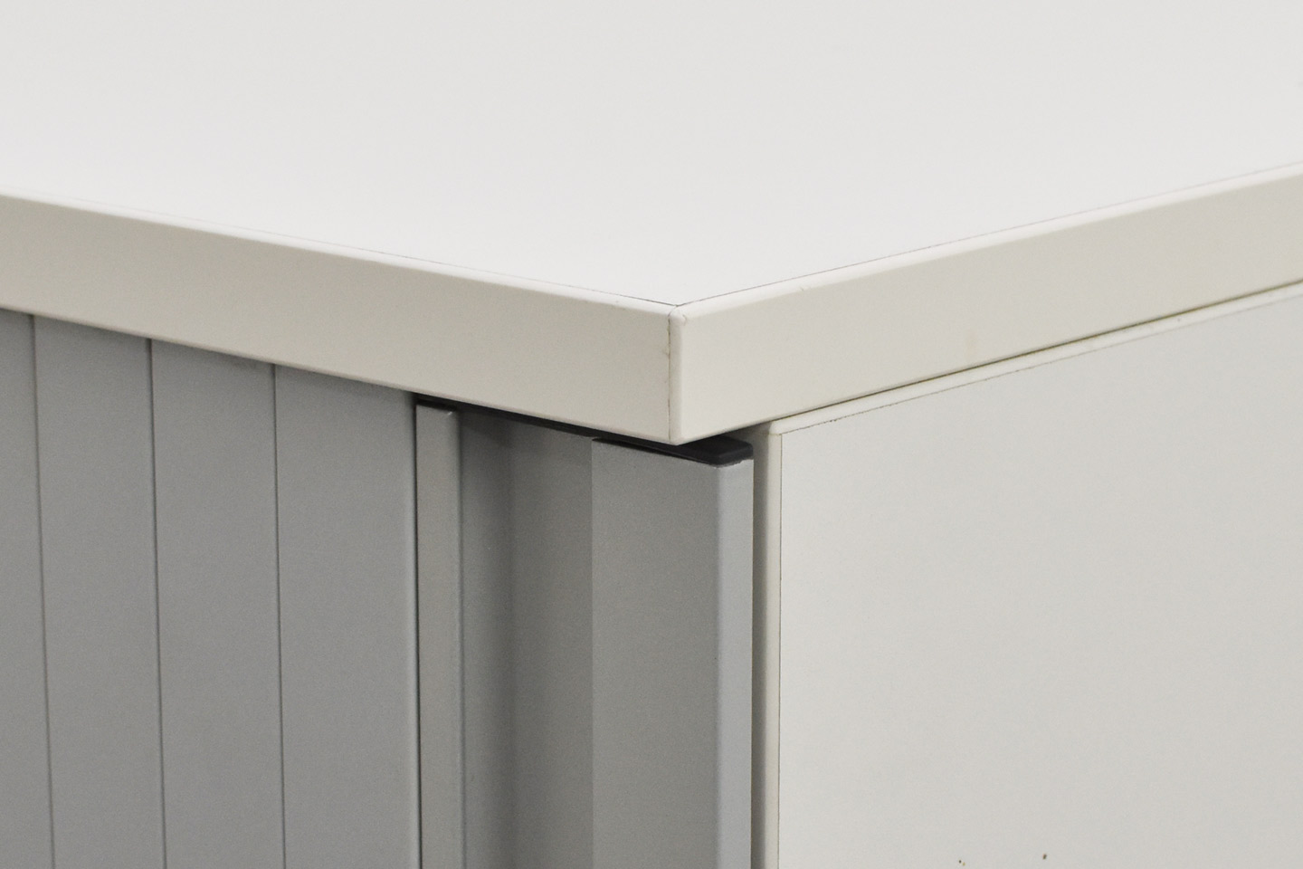 Steelcase Armoire De Classement Basse En Acier Avec Porte Coulissante Autres Classiques Du Design Classiques Du Design Sebworld Fr