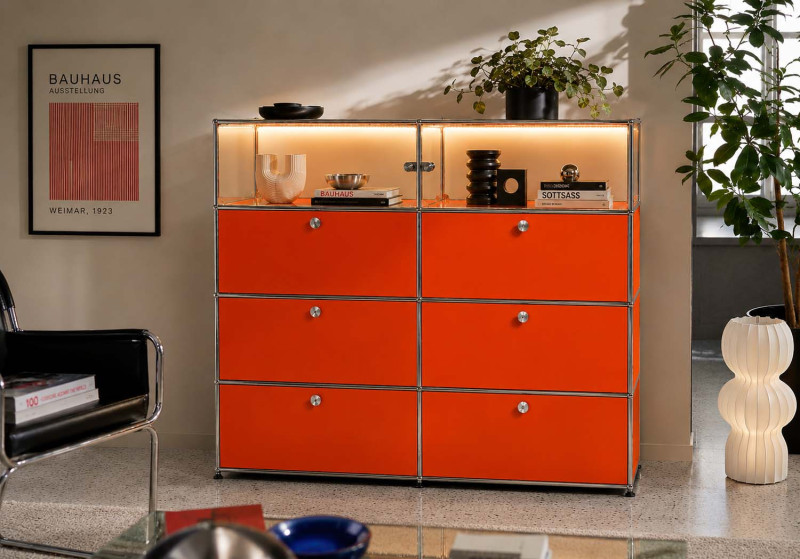 USM Haller E Wandregal / Vitrine mit Beleuchtung / Reinorange RAL 2004